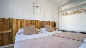 Cortinas opacas, tabla de planchar con plancha, camas supletorias