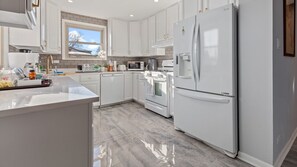 冰箱、微波炉、烤箱、炉灶