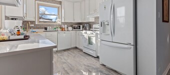 My Prima Karina BEAUTIFUL 4bd 2ba in quiet Chicago Suburb