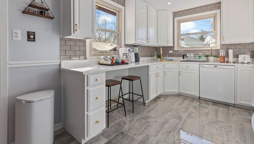 My Prima Karina BEAUTIFUL 4bd 2ba in quiet Chicago Suburb