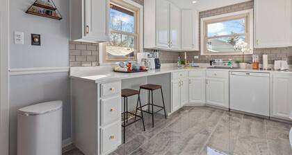 My Prima Karina BEAUTIFUL 4bd 2ba in quiet Chicago Suburb