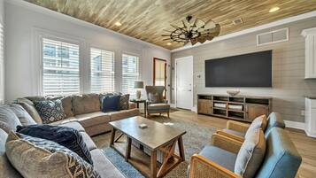 Smart-tv, tv-spel, bordsfotboll och ett musikbibliotek