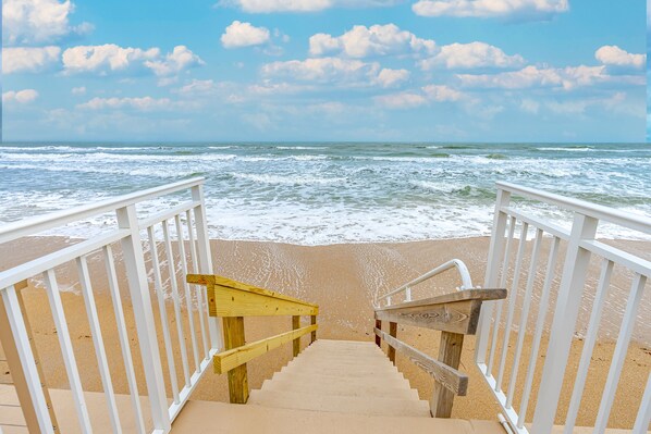 Plage, chaises longues, serviettes de plage