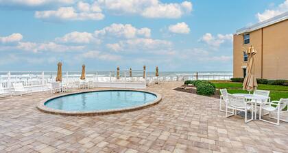 AMAZING OCEANVIEW - NO DRIVE BEACH - GROUND FLOOR - NEW SMYRNA BEACH FL