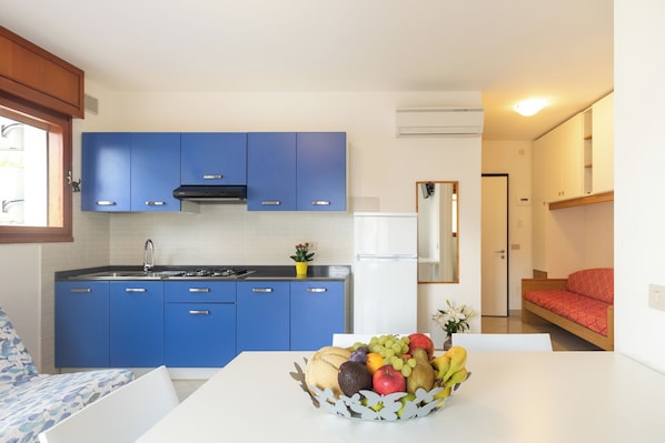 Frigorífico y placa de cocina