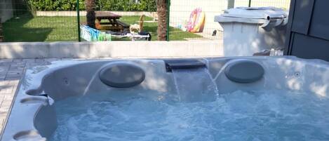 Bañera de hidromasaje exterior