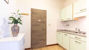 Een koelkast, een kookplaat