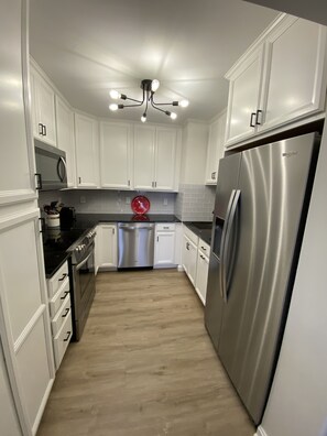 ميكروويف، فرن، موقد طهي مسطح، ماكينة لصنع القهوة/الشاي