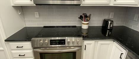 Micro-ondes, four, plaque de cuisson, cafetière/bouilloire