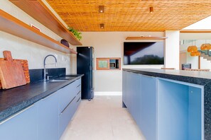 Geladeira, micro-ondas, fogão, cafeteira/chaleira