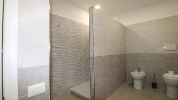 Habitación cuádruple estándar | Baño | Ducha, artículos de higiene personal gratuitos, secador de pelo y bidé
