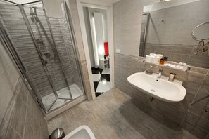 Habitación urbana | Baño | Regadera, amenidades de baño gratuitas, secadora de cabello, bidet 
