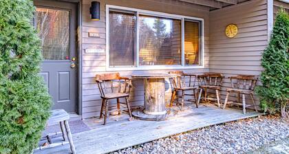 Maybe the best location on the mountain! Pool, hot tub, sleeps 6!