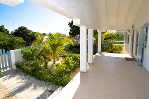 Property grounds - Beachside Bungalow Sandpiper (Cockburn Town)