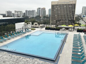 Alberca al aire libre y alberca climatizada