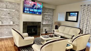 智能電視、壁爐、乒乓球設施、音樂庫