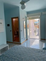 Habitación cuádruple | Caja fuerte, escritorio, wifi gratis y ropa de cama