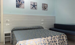 Triple Room | In-room safe, desk, free WiFi, bed sheets - Hotel Mirabella (Cattolica)