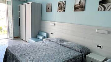 Quadruple Room | In-room safe, desk, free WiFi, bed sheets