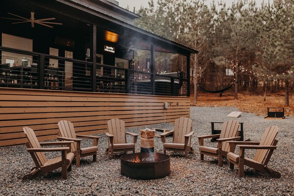 Property grounds - New modern cabin, high-end luxury meets family friendly comfort, sleeps 6-8 (Broken Bow)