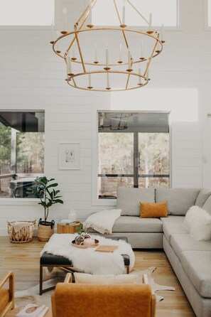 Smart TV, fireplace, Netflix, DVD player - New modern cabin, high-end luxury meets family friendly comfort, sleeps 6-8 (Broken Bow)