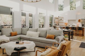 Smart TV, fireplace, Netflix, DVD player - New modern cabin, high-end luxury meets family friendly comfort, sleeps 6-8 (Broken Bow)