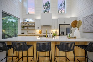 Fridge, microwave, oven, stovetop - New modern cabin, high-end luxury meets family friendly comfort, sleeps 6-8 (Broken Bow)