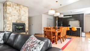 TV connectée, cheminée, livres