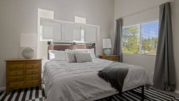 4 camere, una scrivania, ferro/asse da stiro, culla da viaggio