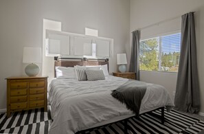 4 habitaciones, escritorio y tabla de planchar con plancha 