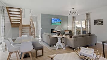 Télévision, cheminée, baby-foot, écrans d'ordinateur