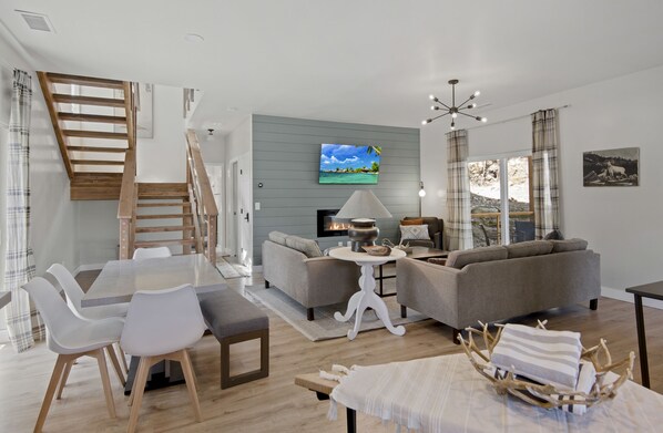 Televisión, chimenea, futbolito y monitor de computadora 