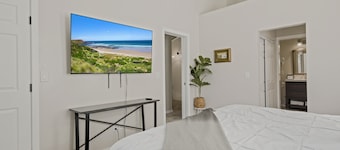Modern Cabin - HOT TUB, nearby trail, large deck, BBQ