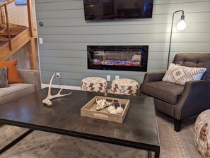 Télévision, cheminée, baby-foot, écrans d'ordinateur