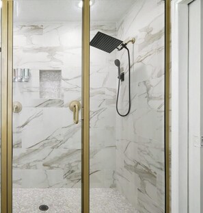Badewanne, Haartrockner, Handtücher