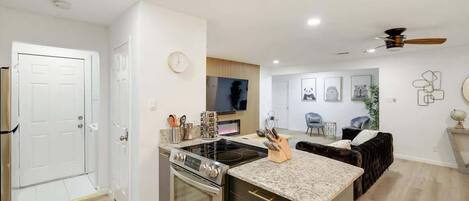 Geladeira, micro-ondas, fogão, cooktop