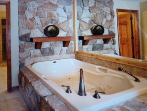 Regadera, tina de hidromasaje, secadora de cabello, toallas 