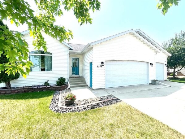 Exterior - Room for Everyone! Near Scheels Arena and Sanford (West Fargo)