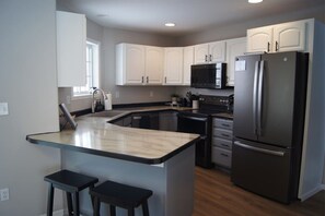 Een koelkast, een magnetron, een oven, een kookplaat