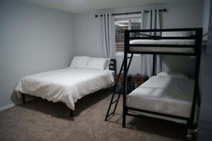 5 bedrooms, desk, iron/ironing board, travel cot - Room for Everyone! Near Scheels Arena and Sanford (West Fargo)
