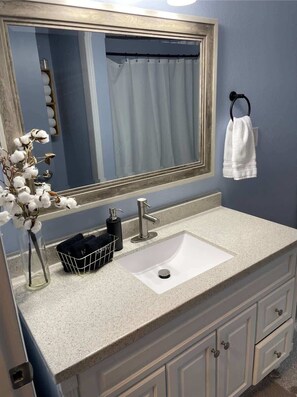 Bathtub, hair dryer, towels, shampoo - Room for Everyone! Near Scheels Arena and Sanford (West Fargo)