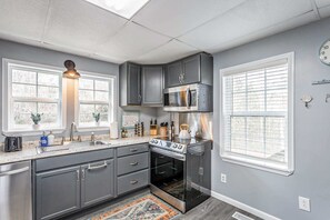 Fridge, microwave, oven, stovetop - Relax & Unwind w/ Lightning Fast Wi-Fi & Smart TVs (Hamilton County)