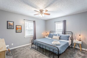 3 bedrooms, iron/ironing board, travel crib, WiFi - Relax & Unwind w/ Lightning Fast Wi-Fi & Smart TVs (Hamilton County)