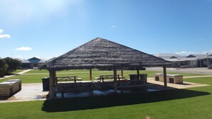 Outdoor dining - Unit 64 Seafront Estate (Jurien Bay)