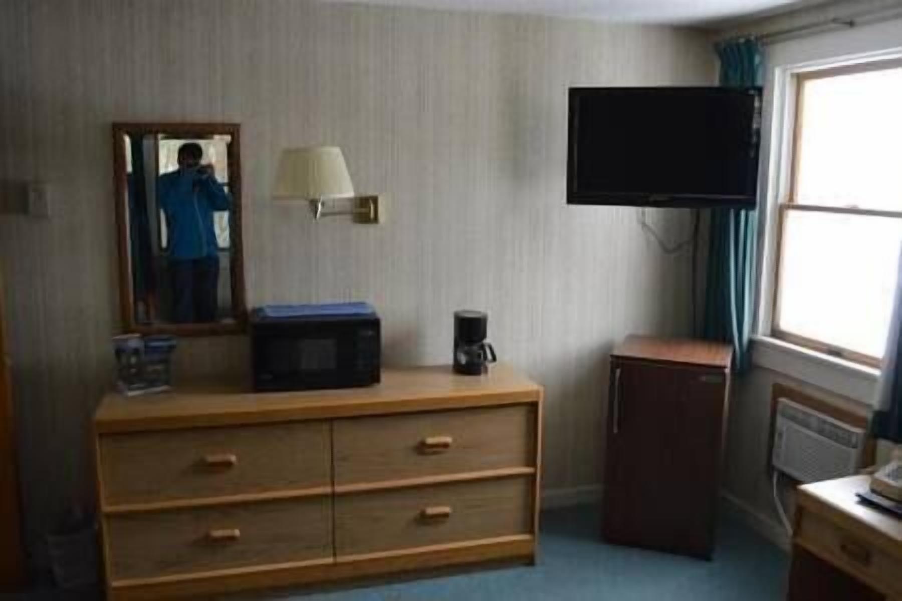 Maple Leaf Inn - Lake Placid provides