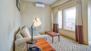 Un salon avec un canapé, une petite table, une lampe et un téléphone.