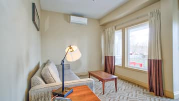 Premier Suite | 2 bedrooms, iron/ironing board, free WiFi, bed sheets