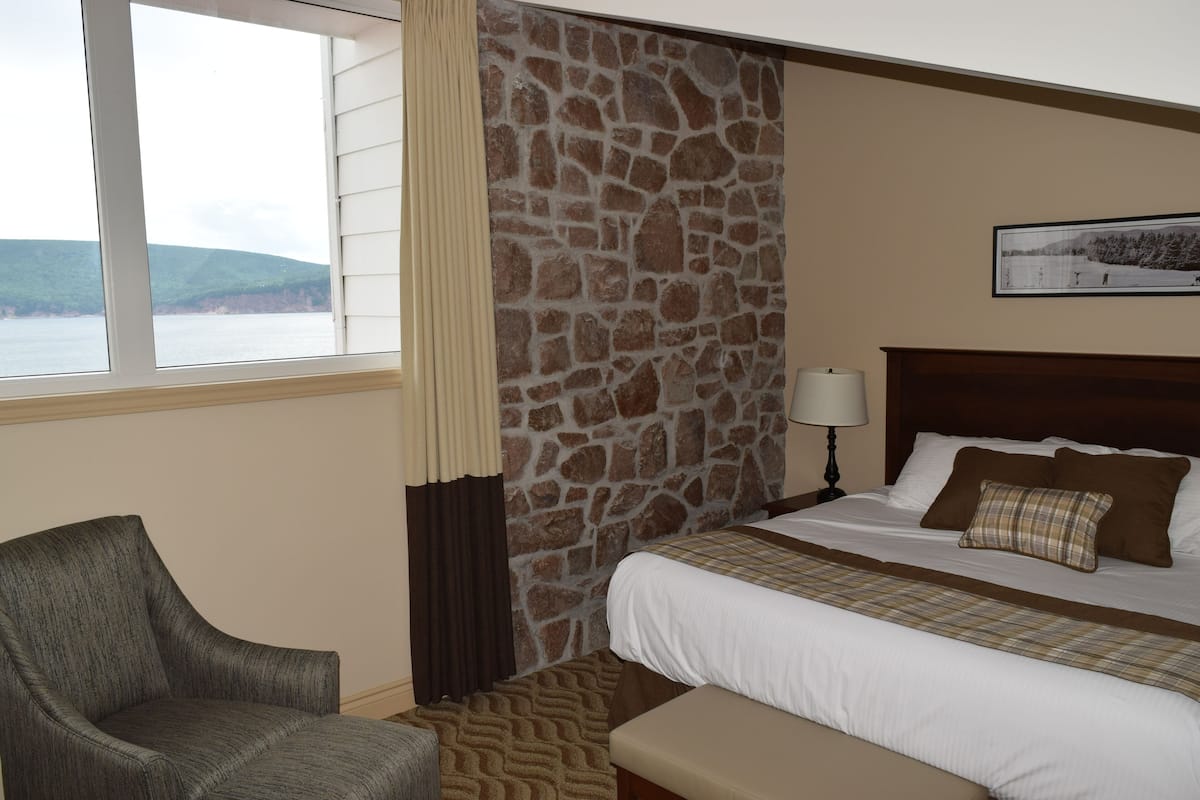 Premier Suite | 2 bedrooms, iron/ironing board, free WiFi, bed sheets