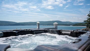 Tina de hidromasaje al aire libre