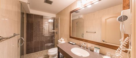Chambre Premier | Salle de bain | Douche, douche cascade, articles de toilette (gratuits)